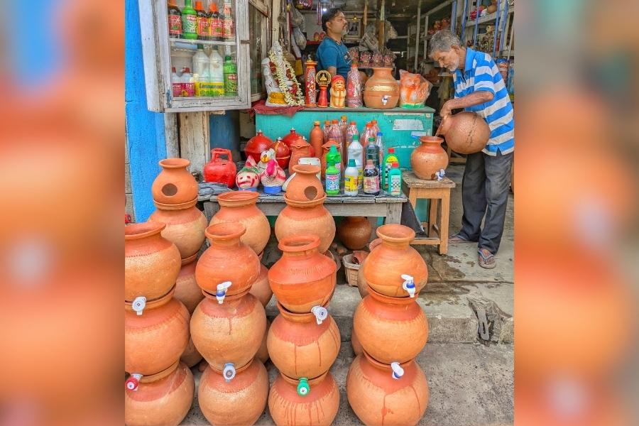 Kolkata’s summer is only getting hotter, and the need to stay hydrated is of paramount importance. While drinking water straight out of the fridge is our usual solution, naturally cooled water is always welcome. Here are some options to keep your water naturally cool, be it at home or on the go