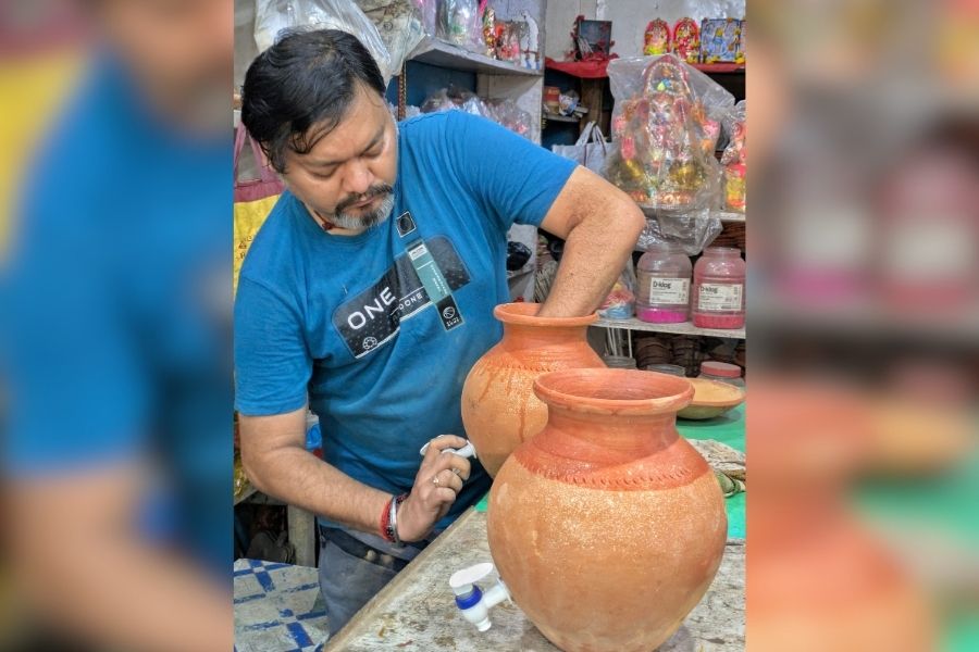 If you use 20-litre mineral water jars at home, then you either have a plastic dispenser or an electronic pump. Kept in the kitchen, you’ll often find the water at room temperature, which isn’t ideal during summers. These jars with taps come in different sizes — 5 and 10 litres. The price range varies from Rs 250 to Rs 300. These jars at home keep water cool all day long