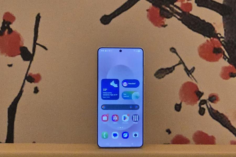 The phone comes with a 6.7-inch OLED display and Snapdragon 8 Elite for Galaxy chipset.