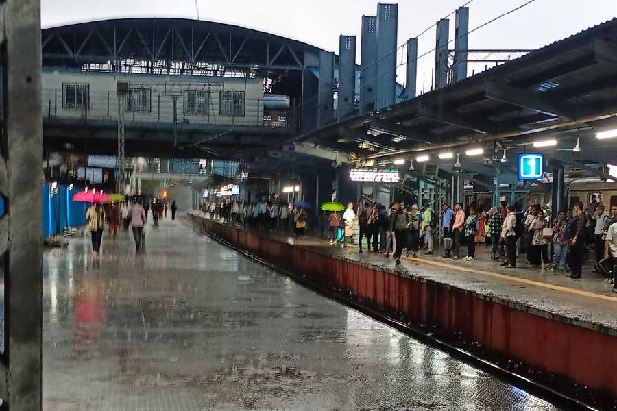Rain forces commuters to shelter on opposite platform due to lack of roof over Malad platform 1 