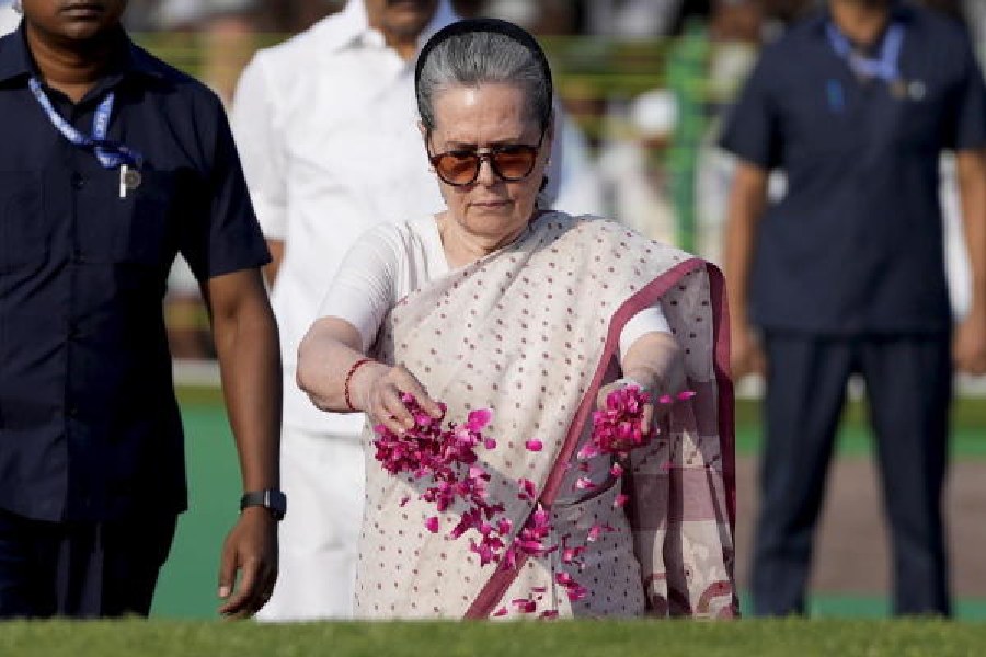 Sonia Gandhi pays floral tributes to Nehru at his memorial at Shanti Van