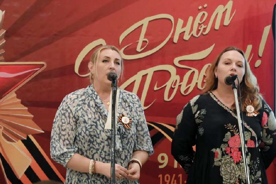 Tatiana Bogdanova and Lyubov Glukhovskaya sing the poignant Russian song Dark Night, from the film Two Soldiers