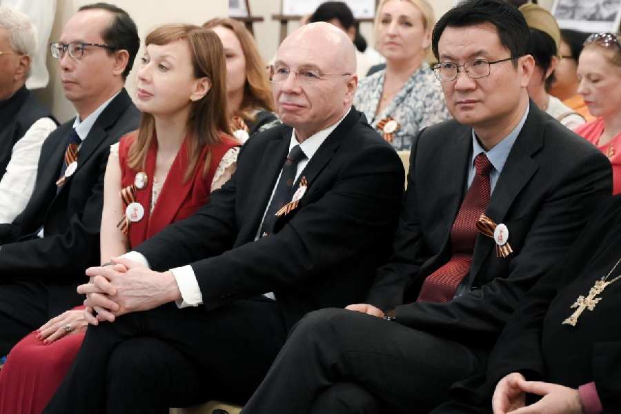 Russian consul general Maxim Kozlov and his wife Natalia Gerasimova flanked by Myanmar consul general Aung Aung Myo Thein and Chinese consul general Xu Wei (right)