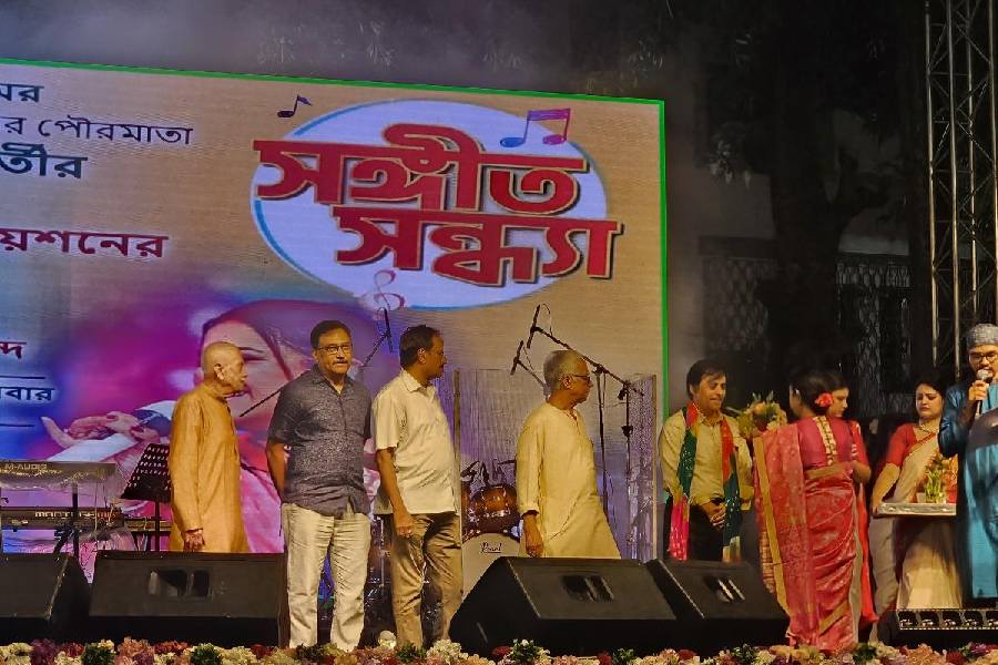 Block association representatives of Ward 29 get felicitated on stage by local councillor and mayor Krishna Chakraborty