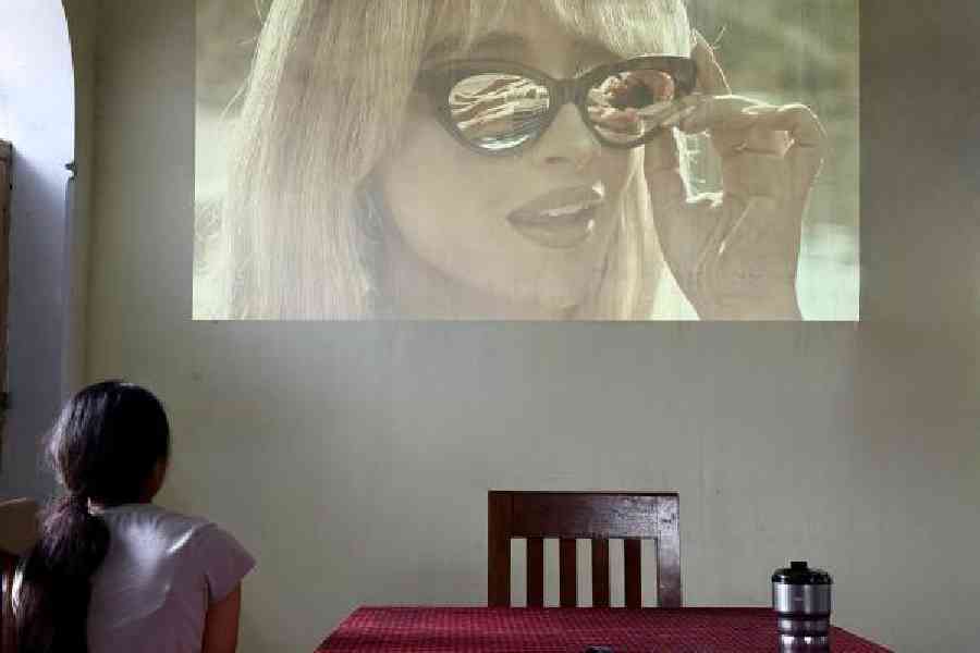 To ensure clarity, the projector offers 2600 ANSI lumens and an advanced ambient light sensor adjusts brightness for the best viewing experience