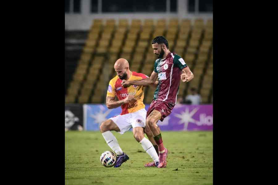 Mohun Bagan's Manvir Singh (right) tries to win the ball from Basim Rashid of East Bengal during Friday's Group A match of the Super Cup at the Jawaharlal Nehru Stadium in Fatorda, Goa. 