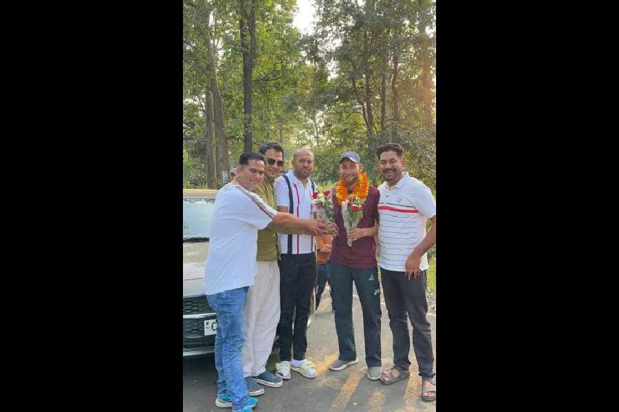 Bharatiya Janata Yuva Morcha leader Arvind S Agrawal (second from left) and other residents of Chirmiri, Chhattisgarh, felicitate woollens trader Nazakat Ahmed Shah (second from right) on October 22. 