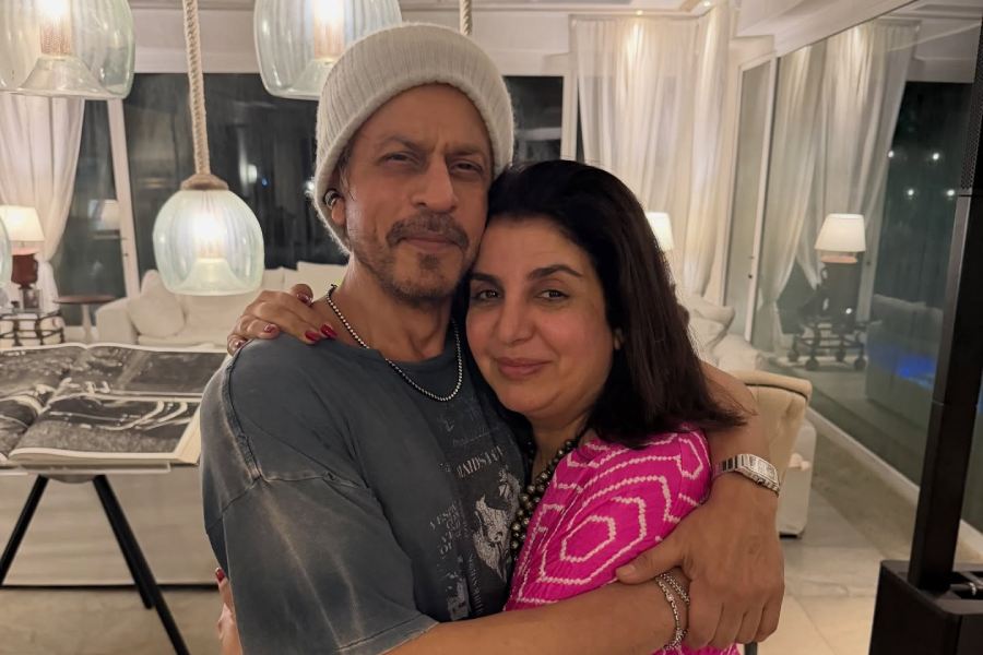 Shah Rukh Khan with Farah Khan at his Alibaug residence