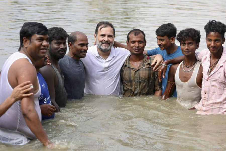 LoP in the Lok Sabha and Congress leader Rahul Gandhi during an interaction with fishermen, in Begusarai