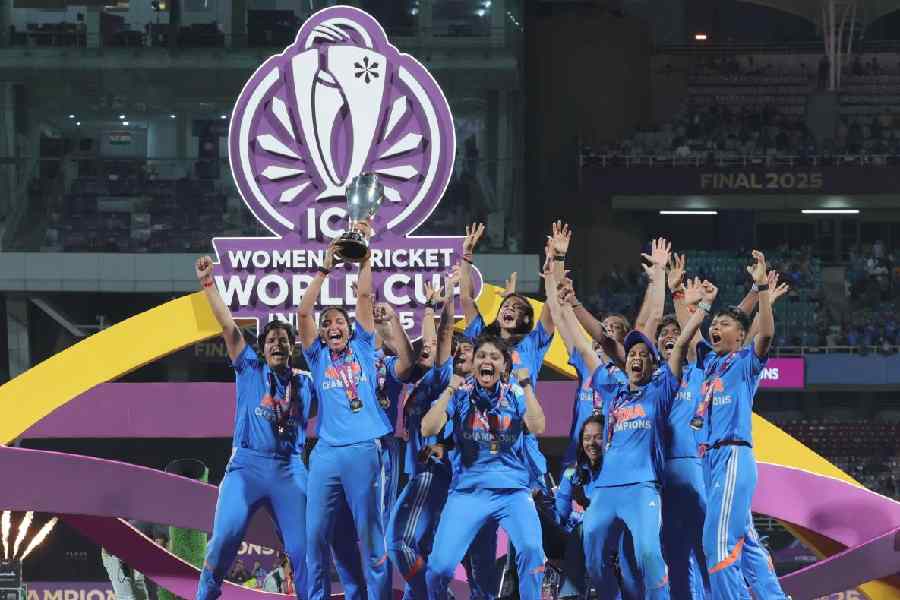 Team India lift the World Cup in Navi Mumbai on Sunday. This was the women’s cricket team’s maiden World Cup victory. (Getty Images)