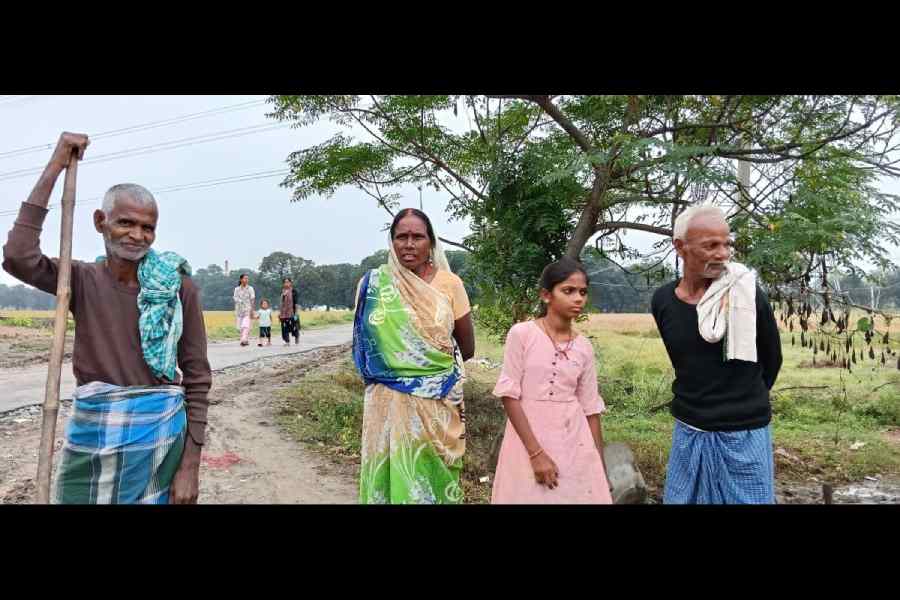 Mahadalit woman Basanti Devi (wearing sari) in Gahauna village of Buxar, who will vote for Nitish Kumar because of Rs 10k dole.