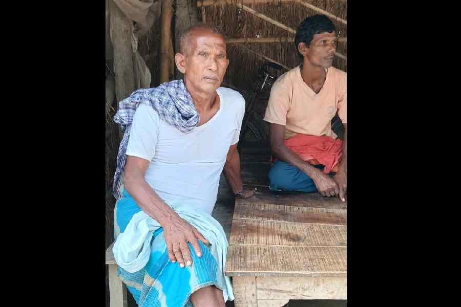  Laxman Sahani, a Mallah, at a tea stall in Telia village.