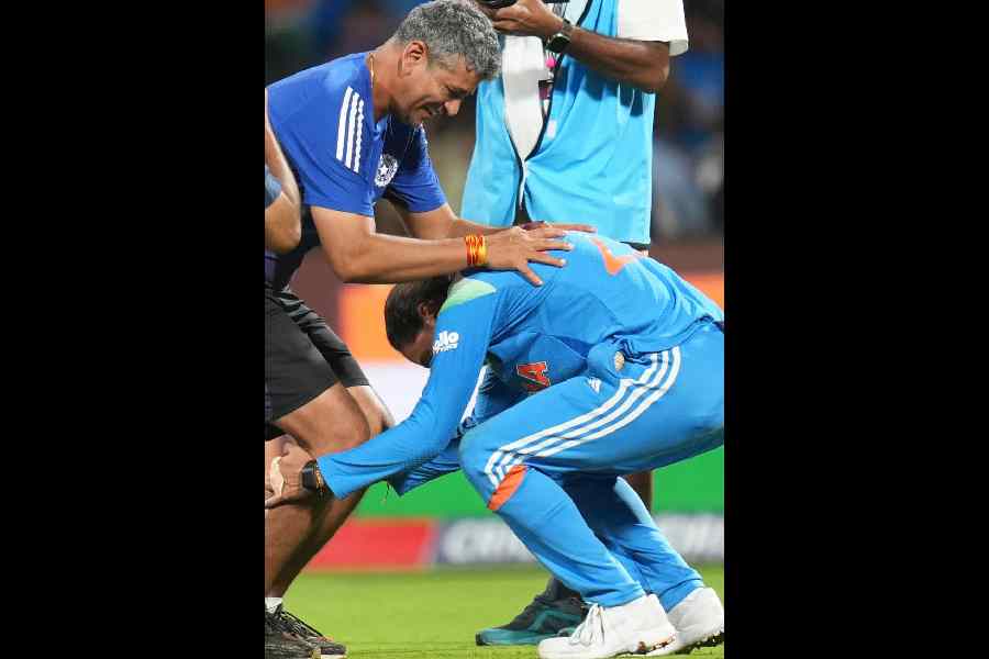 Harmanpreet Kaur tries to touch Amol Muzumdar’s feet after their win over South Africa in the ICC Women’s Cricket World Cup final in Navi Mumbai on Sunday night.