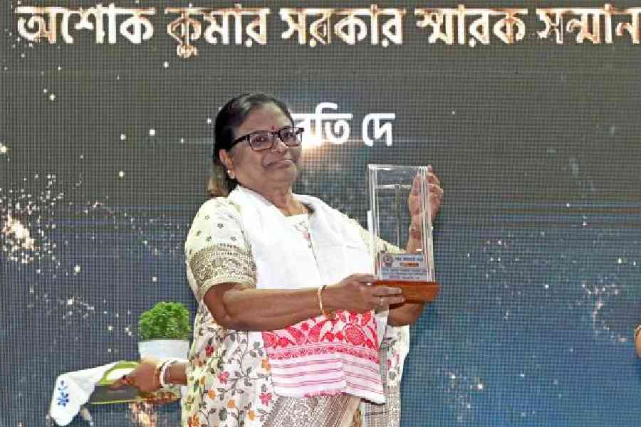 Arati De with her award at the programme. Pictures by Sanat Kr Sinha