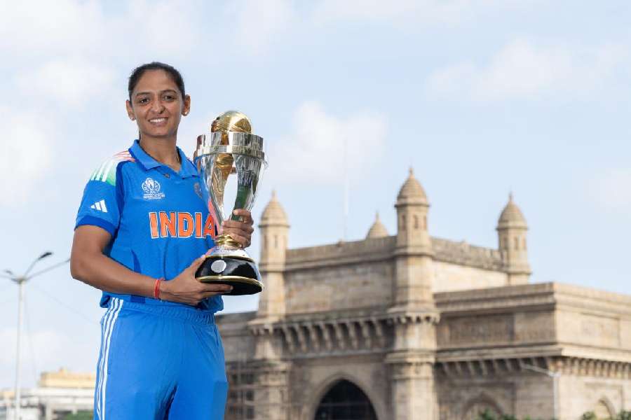 Harmanpreet Kaur withthe Women’s World Cup at the Gateway of India.