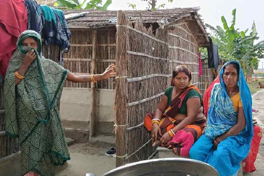 Sunita Devi (in the middle seated), a Mallah caste woman in Nawa Nagar village of Muzaffarpur district. Bindu Devi (standing on the left)