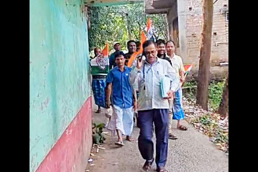 A BLO in Hooghly’s Khanakul accompanied by Trinamool Congress workers with party flags. 