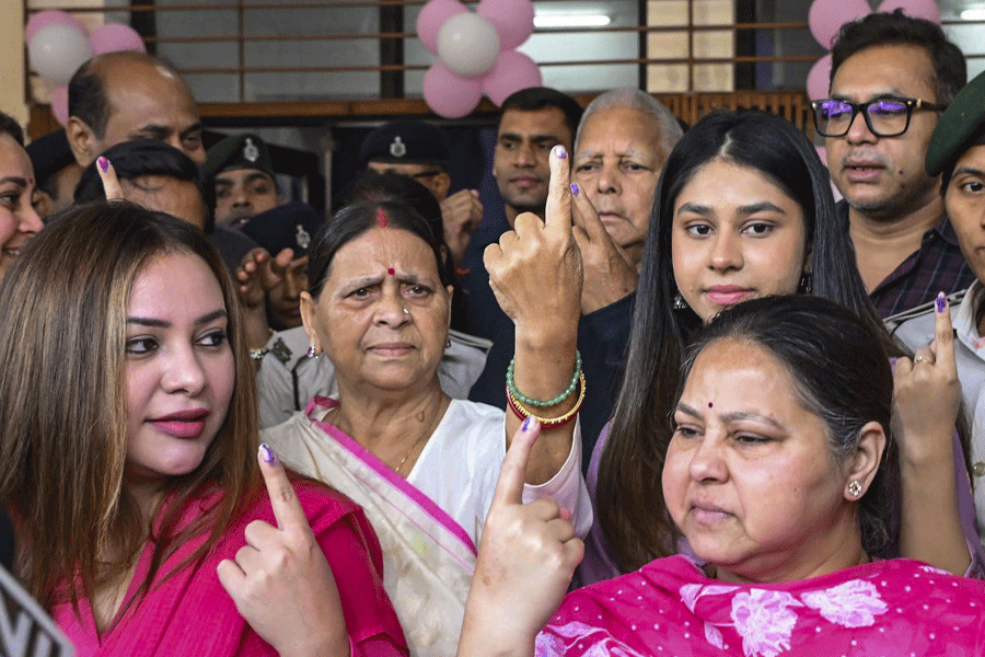 Lalu Prasad Yadav, Rabri Devi, others cast vote in Patna.