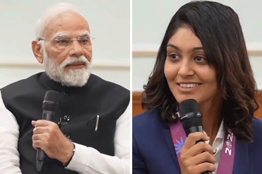 Prime Minister Narendra Modi and Harleen Deol.