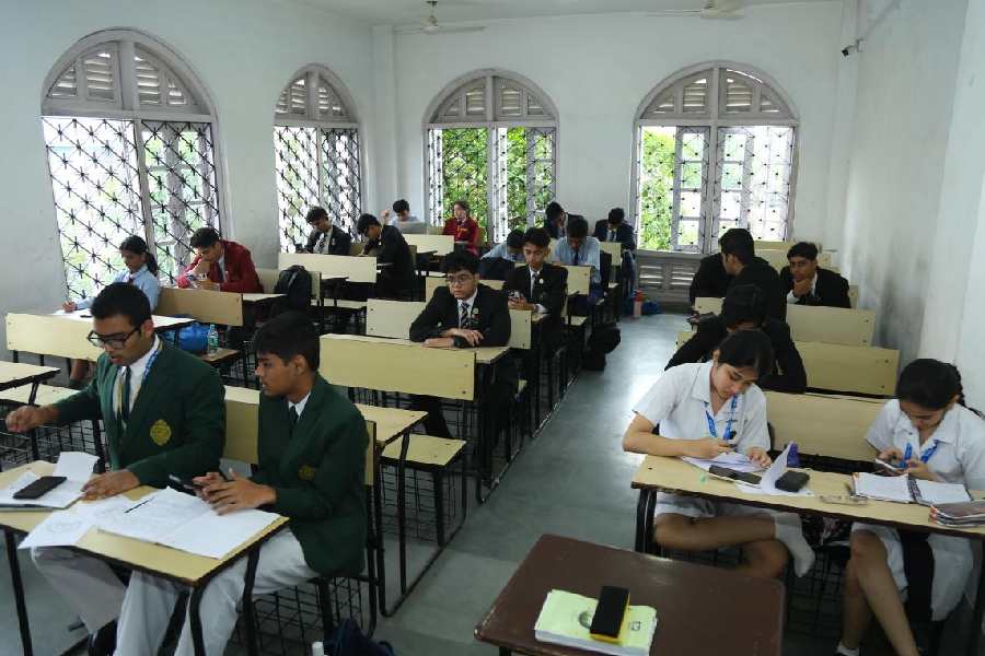 Students of Category I prepare for the 9th edition of Clifford Hicks International Debate 2025. They got an hour.