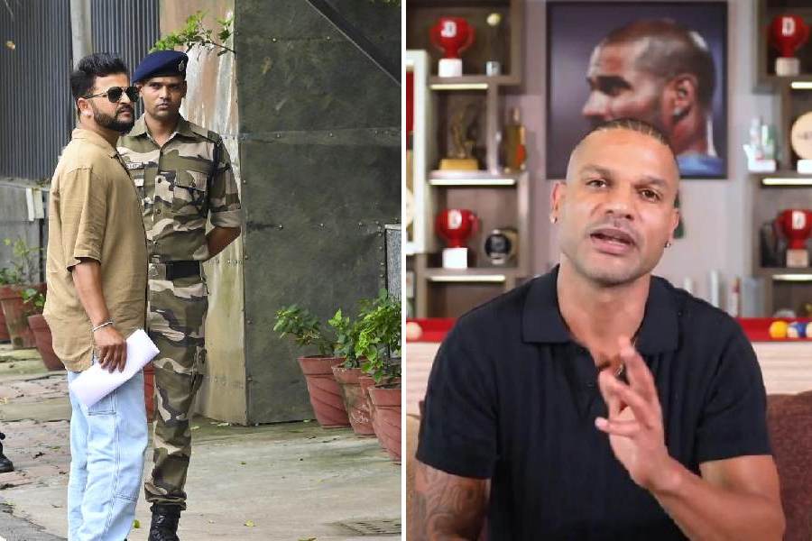 Suresh Raina (L) and Shikhar Dhawan