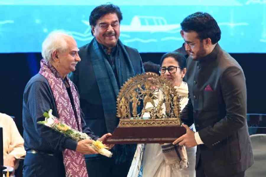 Ramesh Sippy being felicitated by Sourav Ganguly as Mamata Banerjee and Shatrughan Sinha look on at the inauguration of the 31st Kolkata International Film Festival at Dhono Dhanyo Auditorium in Alipore on Thursday. (Right) The Banga Bibhushan title being conferred upon veteran singer Arati Mukherjee.