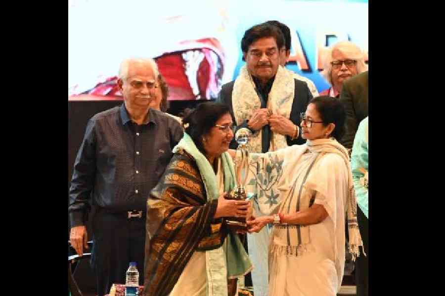 Mamata Banerjee conferred the Banga Bibhushan award on eminent singer Arati Mukhopadhyay at the inaugural ceremony of the 31st Kolkata International Film Festival at Dhono Dhanyo Auditorium, Alipore, Calcutta, on Thursday, November 6, 2025