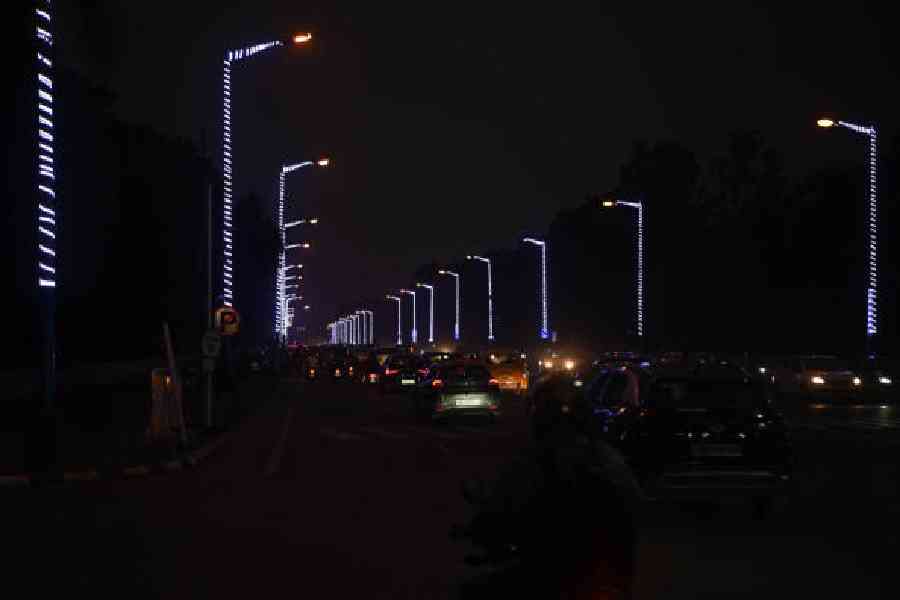 A poorly-illuminated Red Road on Thursday evening. Pictures by Bishwarup Dutta