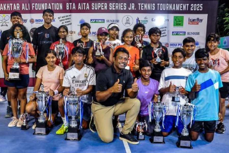 Leander Paes at Bengal Tennis Academy with the winners of the Akhtar Ali Foundation Super Series Junior Tennis Tournament