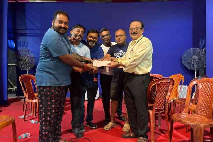 Team OGs with the winners' prize at BL Block 