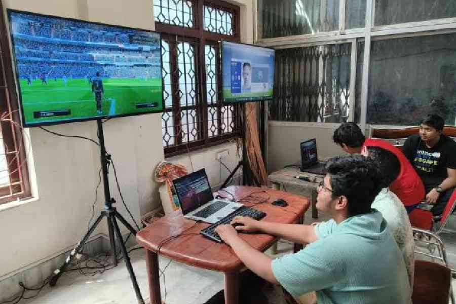Youths play FIFA at BL Block