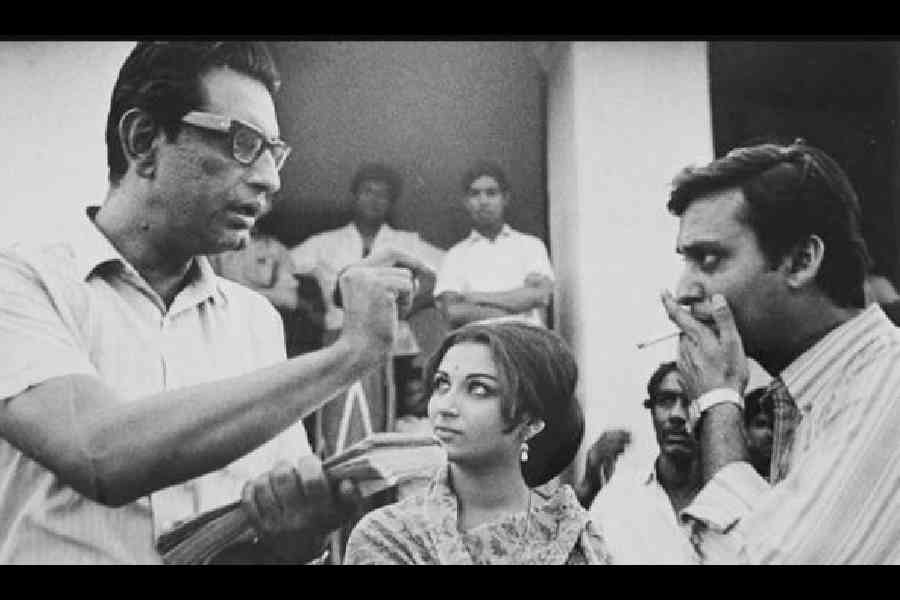 Satyajit Ray (left) with Sharmila Tagore and Soumitra Chatterjee on the sets of Aranyer Din Ratri
