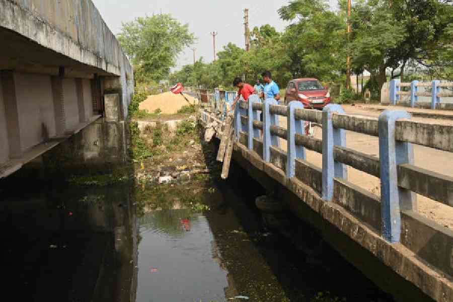 The area where the bus overturned and fell into the canal on Friday. Picture by Bishwarup Dutta 