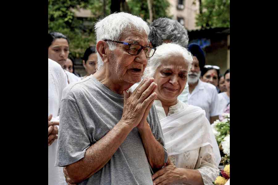 Pushkar Raj Sabharwal, father of Captain Sumeet Sabharwal, pays tribute after his son’s body was brought to Mumbai for the last rites on June 17. File picture