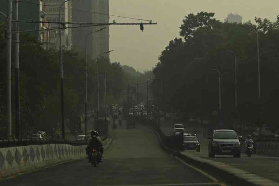Haze over Chowringhee on Friday afternoon.Picture by Bishwarup Dutta
