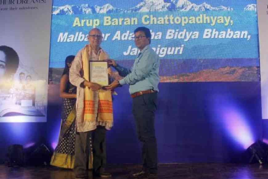 Arup Baran Chattopadhyay receives the Dr AP O’Brien Memorial Lifetime Achievement for a Teacher in the third edition of the IIHM Presents The Telegraph School Awards for Excellence 2025 North Bengal, in association with The Bhawanipur Education Society College and PCM Group and co-sponsored by SiP Abacus, at Birla Divya Jyoti School, Siliguri, on Friday. Picture by Passang Yolmo