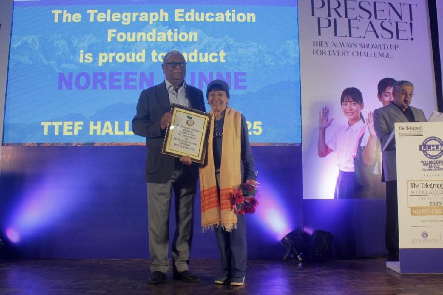 Noreen Dunne receives The Telegraph Education Foundation Hall of Fame award from Amitabha Datta, chairman of TTEF.  
