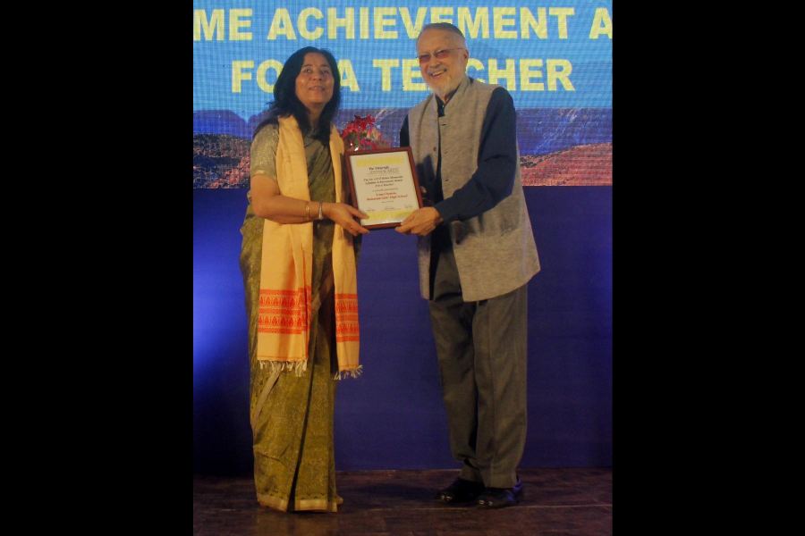 Uma Chettrie of Maharani Girls’ High School, Darjeeling, receives the Dr AP O’Brien Memorial Lifetime Achievement Award for a Teacher