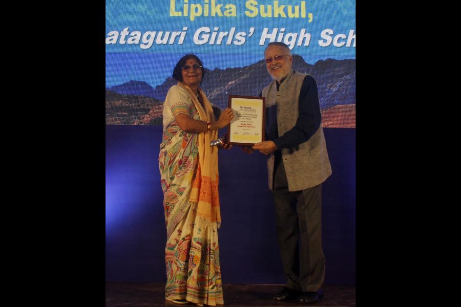 Lipika Sukul, Lataguri Girls’ High School, Jalpaiguri, receives the Dr AP O’Brien Memorial Lifetime Achievement Award for a Teacher