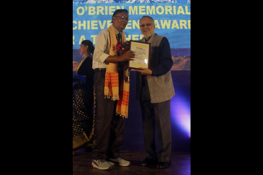Aldo Mondal, G.D. Goenka Public School, Siliguri, receives the Dr AP O’Brien Memorial Lifetime Achievement Award for a Teacher
