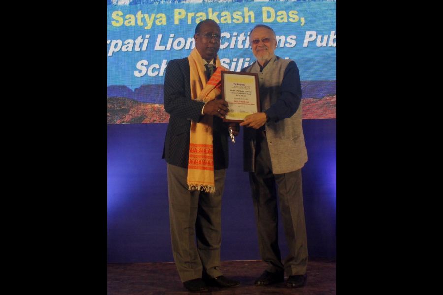 Satya Prakash Das, Amarpati Lions Citizens Public School, Siliguri, receives the Dr AP O’Brien Memorial Lifetime Achievement Award for a Teacher