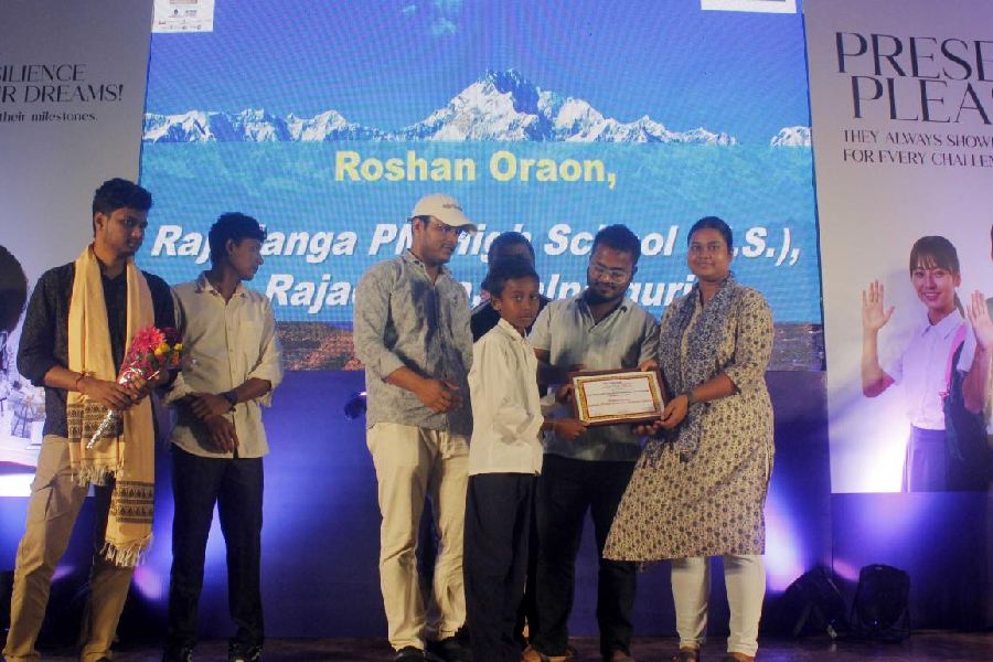 Roshan Oraon receives the scholarship from Mrinmoy Ghosh and his team of doctors
