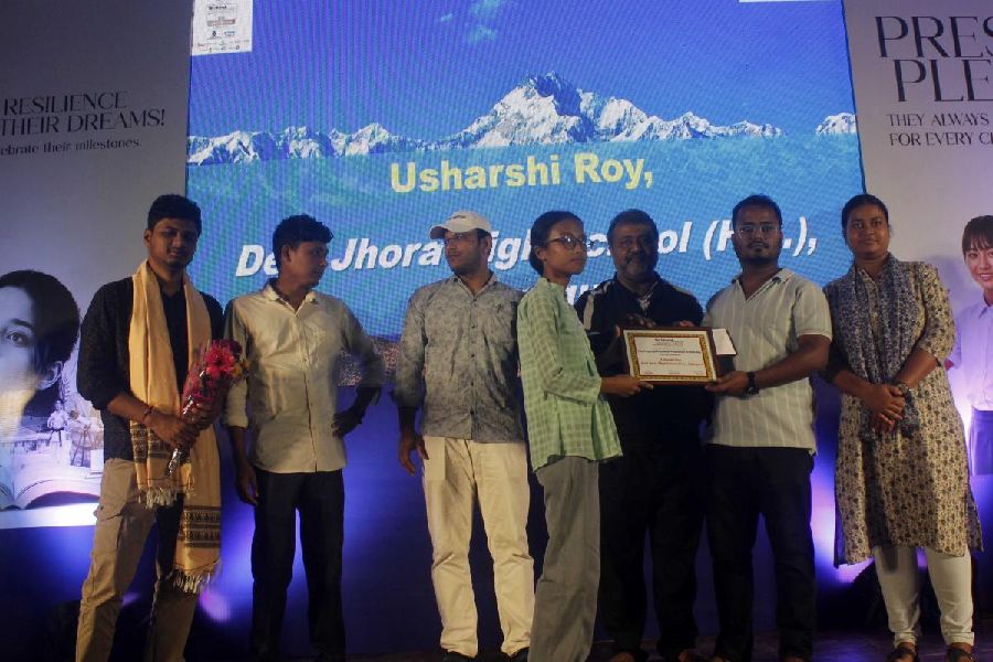 Usharshi Roy receives the scholarship from Mrinmoy Ghosh and his team of doctors