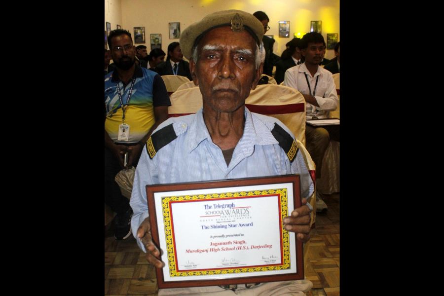 Jagannath Singh, the security guard of Muraliganj High School, with his award 