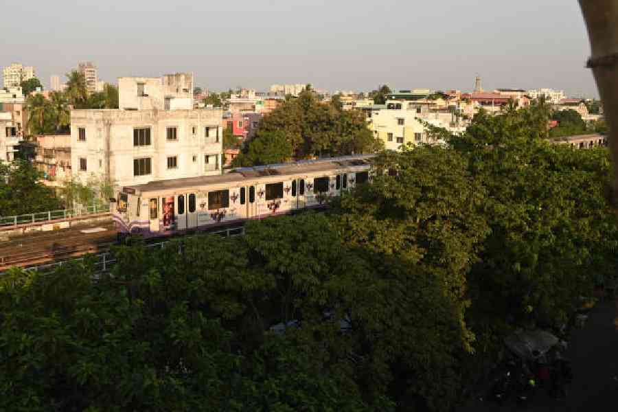 A Dakshineswar-bound train between Gitanjali and Masterda Surya Sen stations on the Blue Line. Picture by Bishwarup Dutta