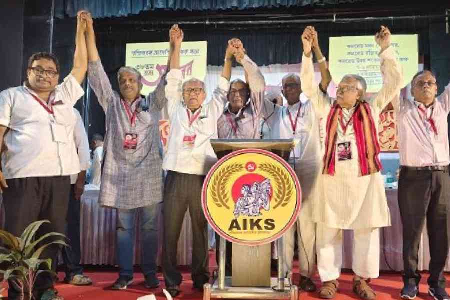 Leaders of the CPM peasants’ wing All-India Kisan Sabha, including Vijoo Krishnan (second from left) and former MP Hannan Mollah (second from right), at the concluding ceremony of the three-day state conference in Burdwan on Sunday 