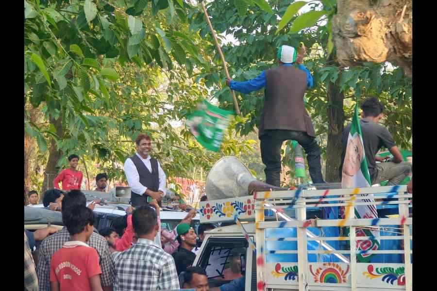 Amour AIMIM candidate Akhtarul Iman smiles at a JDU campaigner as their road shows cross each other on November 7. Picture by Pheroze L Vincent 