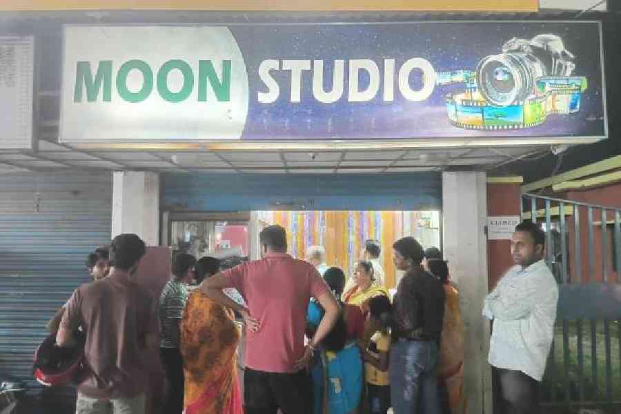 A crowd at a photo studio waits to get their pictures for forms of the special intensive revision (SIR) of electoral rolls near Hooghly’s Chinsurah station. Picture by Amit Kumar Karmakar 