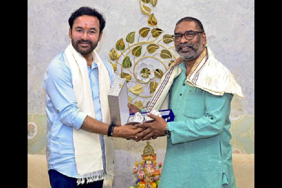 G. Kishan Reddy (left) with Hemant Soren.