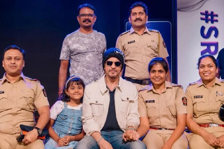 Shah Rukh Khan with Mumbai police officers